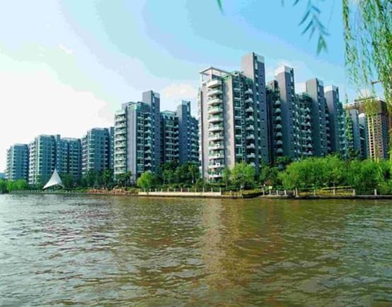 园林绿化形式可定位为小区滨江公园绿化
